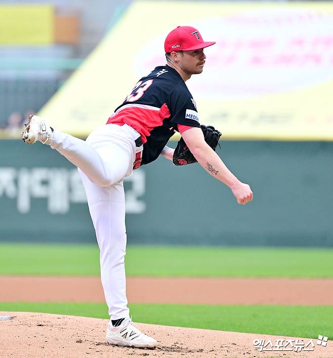 KIA 타이거즈 선발투수 애덤 올러가 올해 정규시즌 경기에서 투구하고 있다. 엑스포츠뉴스 DB
