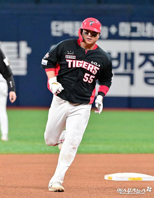 KIA 타이거즈 포수 한준수가 올해 정규시즌 경기에서 홈런을 친 뒤 베이스를 돌고 있다. 엑스포츠뉴스 DB