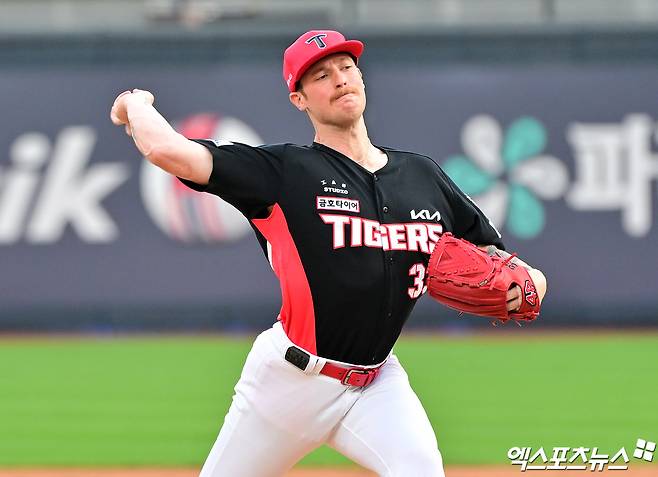 KIA 타이거즈 선발투수 애덤 올러가 올해 정규시즌 경기에서 투구하고 있다. 엑스포츠뉴스 DB