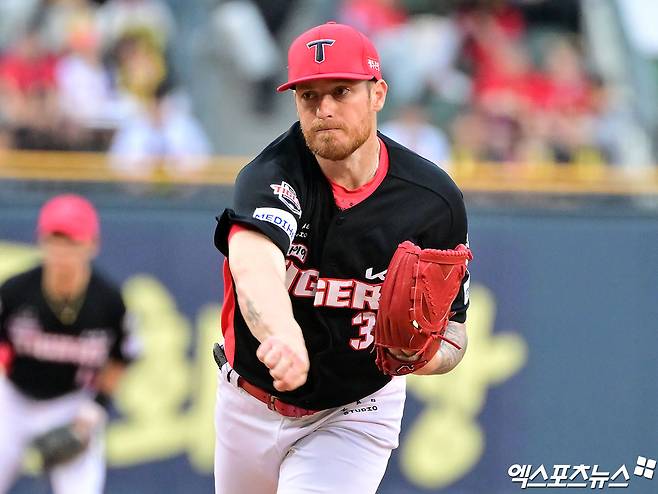 KIA 타이거즈 선발투수 애덤 올러가 올해 정규시즌 경기에 선발 등판해 투구하고 있다. 엑스포츠뉴스 DB