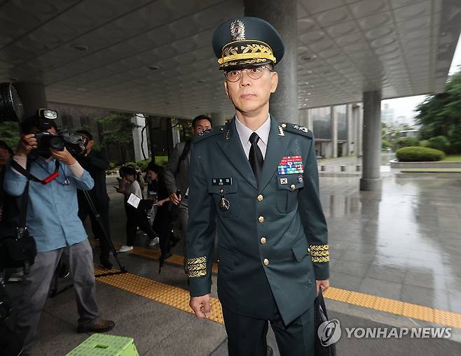 특검 출석하는 김용대 드론작전사령관 (서울=연합뉴스) 서명곤 기자 = 김용대 드론작전사령관이 17일 내란특검 사무실이 마련된 서울 서초구 서울고검에 조사를 받기 위해 출석하고 있다. 2025.7.17 seephoto@yna.co.kr