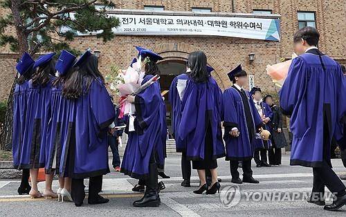 격세지감…어느덧 의대 절반가량이 여성      (서울=연합뉴스) 서울대학교 의과대학 졸업식에 참석한 학생들이 기념 촬영을 하기 위해 기다리고 있다. 2024.2.27