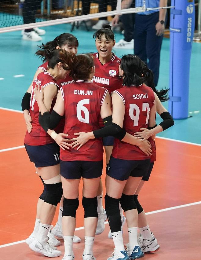 득점 후 기뻐하는 한국 여자배구 대표팀 선수들 [대한배구협회 제공. 재판매 및 DB 금지]