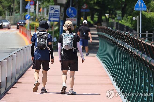 '이열치열' (대전=연합뉴스) 이주형 기자 = 대전 한낮 기온이 30도에 육박하며 더운 날씨를 보인 10일 대전 대덕구 대청댐 산책로를 찾은 시민들이 걸으며 한여름의 정취를 즐기고 있다. 2025.8.10 coolee@yna.co.kr