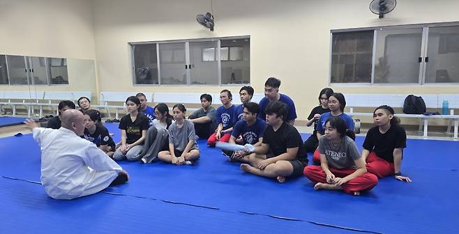 학생들 대상으로 이야기하는 라이언 크루즈 지알로그 교수(맨 왼쪽) [충주시 제공. 재판매 및 DB 금지]