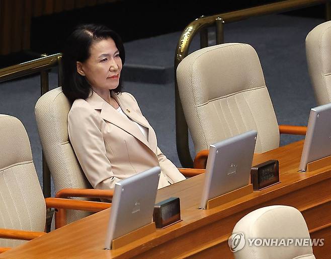 무제한토론, 본회의장 앉아 있는 이진숙 방통위원장 (서울=연합뉴스) 류영석 기자 = 5일 국회 본회의에서 더불어민주당 노종면 의원이 방송법 일부개정법률안 관련 무제한 토론(필리버스터)을 이어가는 가운데 이진숙 방송통신위원장이 발언을 듣고 있다. 2025.8.5 ondol@yna.co.kr