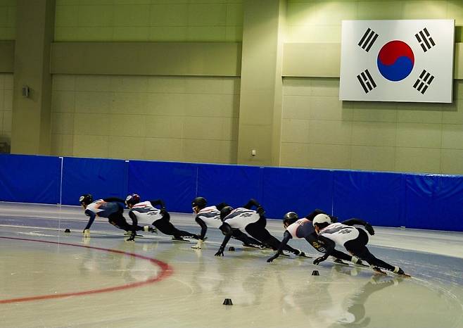진천 선수촌에서 훈련하는 쇼트트랙 대표팀 (진천=연합뉴스) 이동칠 기자 = 쇼트트랙 대표팀이 지난 7월 29일 충북 진천선수촌 쇼트트랙 경기장에서 훈련하고 있다. 2025.7.29. chil8811@yna.co.kr
