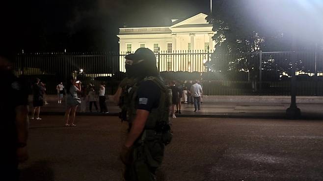 13일(현지시간) 밤 백악관 앞의 법집행 요원들 [촬영 조준형 특파원]