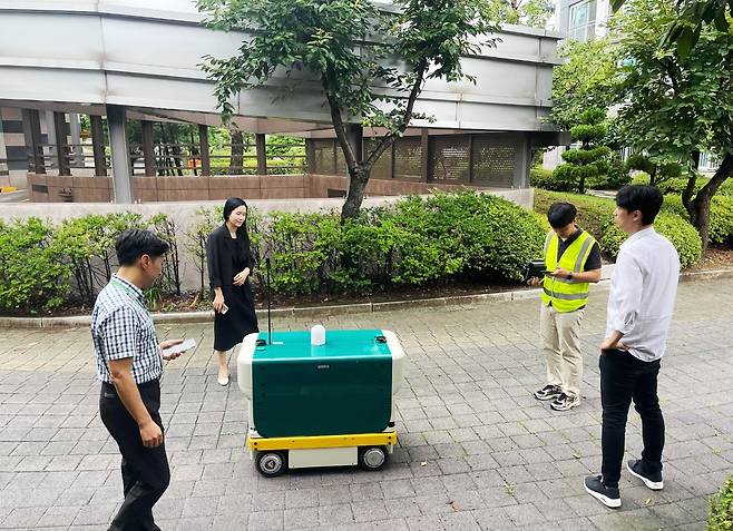 현장 점검에서 시연 중인 지능형 로봇 '로바' [수원시 제공. 재판매 및 DB 금지]