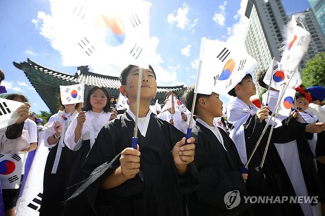 '태극기 휘날리며' (대구=연합뉴스) 김현태 기자 = 광복절을 하루 앞둔 14일 오후 대구 중구 국채보상운동 기념공원 종각 앞에서 국채보상운동 기념사업회 주최로 열린 광복 80주년 기념 플래시몹 퍼포먼스에서 참가자들이 태극기를 흔들고 있다. 2025.8.14 mtkht@yna.co.kr