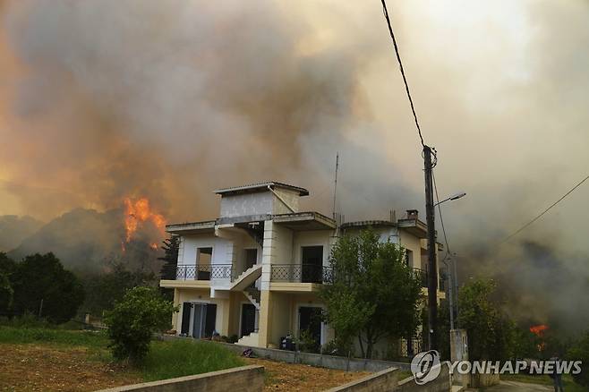 그리스 제3도시 파트라스 위협하는 산불  [AP 연합뉴스 자료사진 재판매 및 DB 금지]