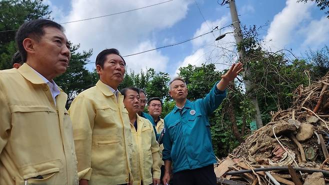 ▲ 정청래(왼쪽 두번째) 더불어민주당 대표가 15일 포천시 내촌면 수해 현장을 방문해 피해 상황을 점검하고 있다.