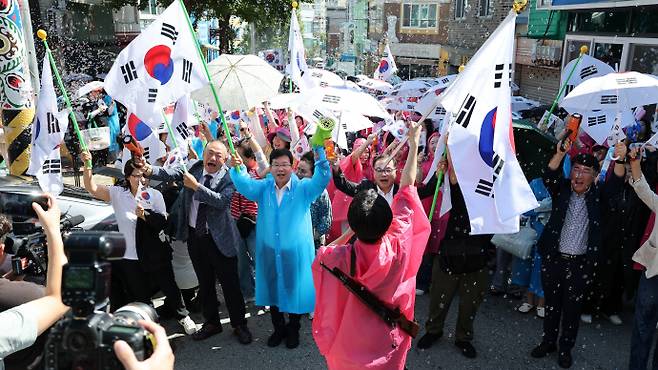 광복절 80주년인 15일 광주 광산구 월곡동 고려인마을에서 광복절 기념 행사 일환으로 봉오동 전투를 재연하는 거리극이 열리고 있다. /광주 광산구 제공