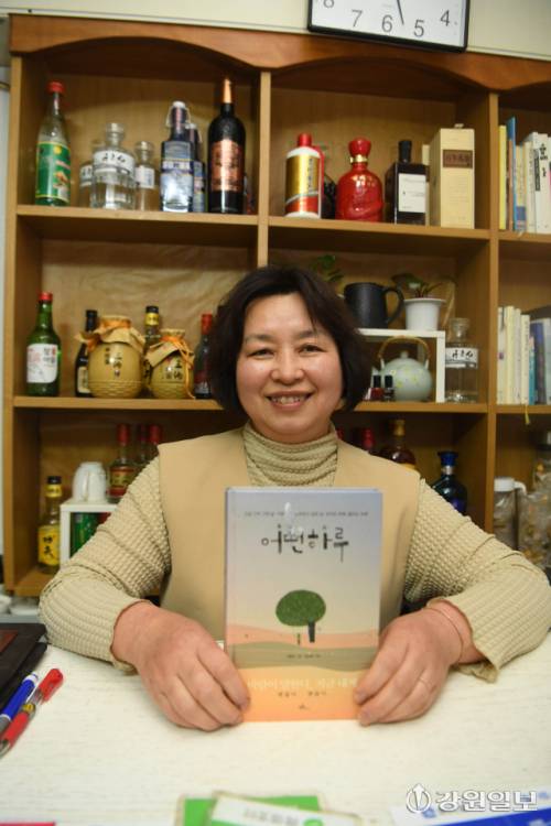 ◇중국 단둥시에서 한식집을 운영하며 우리 음식 문화를 알리고 있는 이초선 시인. 중국 단둥=김남덕기자