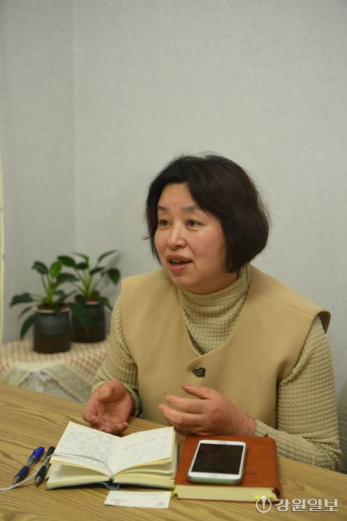 중국 단둥에서 한식집을 운영하며 우리 음식 문화를 알리고 있는 이초선 시인. 중국 단둥=김남덕기자