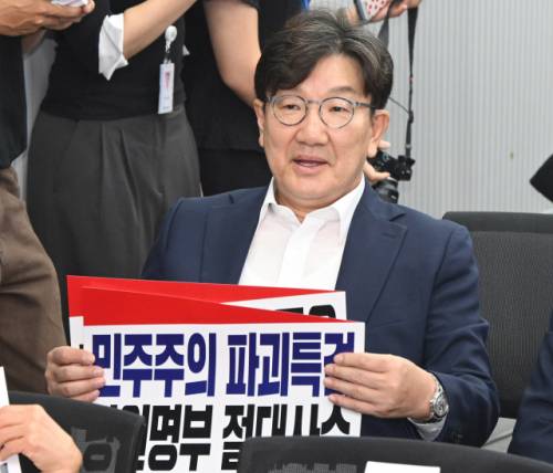 국민의힘 권성동 의원이 14일 서울 여의도 중앙당사에서 열린 긴급의원총회에 참석해 있다. 연합뉴스