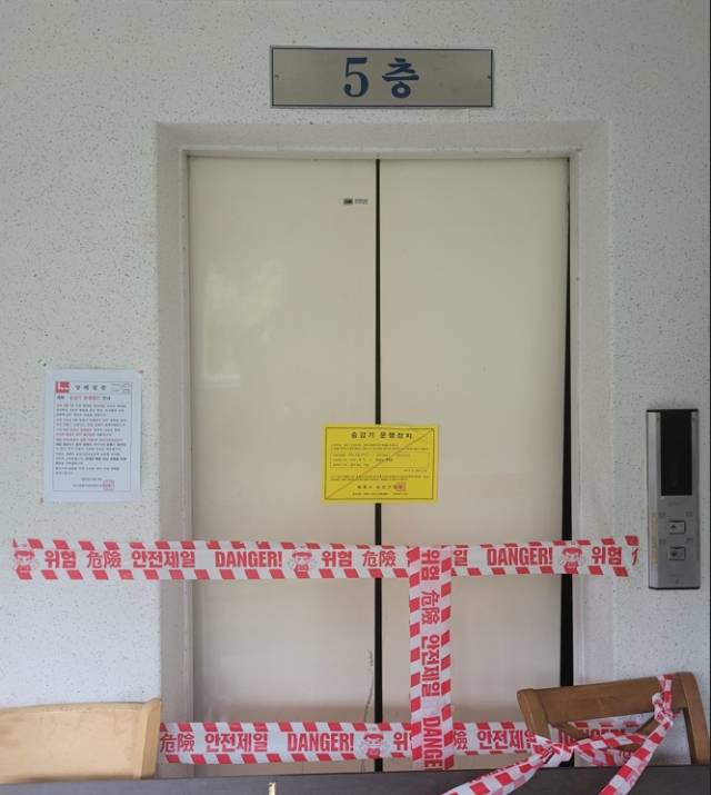 추락사가 발생한 엘리베이트 입구 모습.