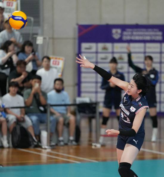 한국 대표팀 강소휘가 서브를 넣고 있다. 사진=대한배구협회