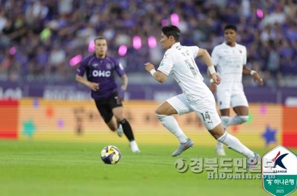 포항스틸러스 박승욱(14번)이 15일 안양종합운동장에서 열린 K리그1 2025 26라운드 FC안양과의 경기에서 드리블하고 있다. 사진=한국프로축구연맹 제공