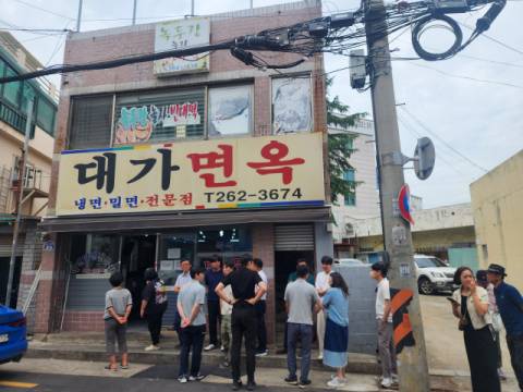 오전 11시 무렵에도 대가면옥 앞에 손님들이 길게 줄을 서 있다.
