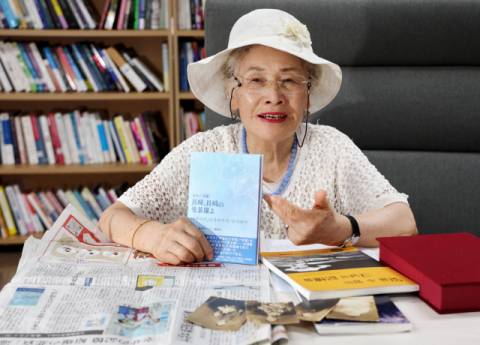 김광자 시인이 일본에서 번역 출간된 시집 <나가사키, 나가사키의 만다라여>를 들고 부산일보를 찾았다. 정종회 기자 jjh@