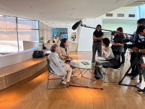 원폭 자료관에서 일본 언론들이 김광자 시인을 인터뷰하고 있다. 김광자 제공