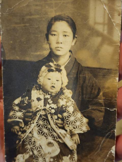 김광자 시인과 어머니 이금옥 씨. 김광자 제공