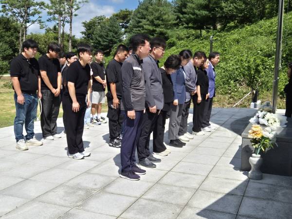 조지연 의원과 경산당협 주요 당직자들이 15일 경산시 남산면 평기리 들기공원 내에 위치한 항일운동기념탑을 찾아 헌화, 참배하고 있다. 김윤섭기자.