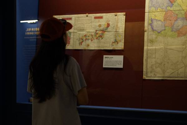 울릉군과 (재)독도재단이 광복 80주년을 맞아 15일 울릉 수토역사전시관 3층에서 특별기획전 '고지도, 독도를 말하다'를 개막했다. 전시장을 찾은 관광객이 수백 년 전 제작된 고지도 속에서 독도를 찾는 모습.