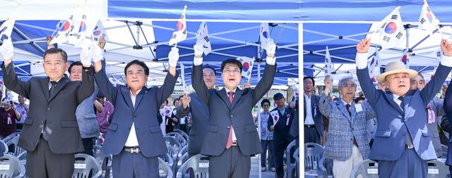 광복 80주년을 기념하여 김정기 대구시장 권한대행, 이만희 대구시의회 의장, 우대현 광복회 대구시지부장 등 내빈들이 만세삼창을 하고 있다. 대구시 제공.