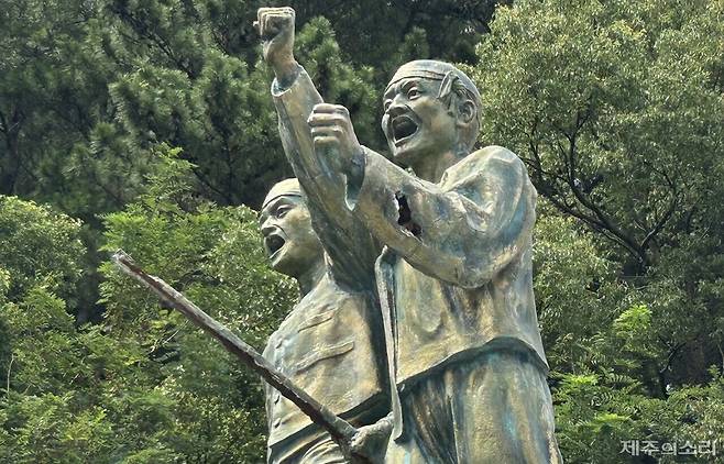 창을 쥔 한 손, 불끈 쥔 주먹, 결의에 찬 표정의 두 의병상.&nbsp;ⓒ제주의소리