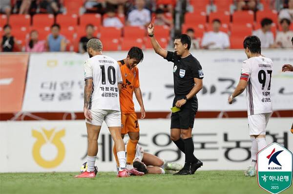 15일 제주월드컵경기장에서 열린 제주SK와 강원FC의 K리그1 2025 26라운드 경기에서 주심이 김준하에게 레드카드를 보여주고 있다 (사진=한국프로축구연맹)