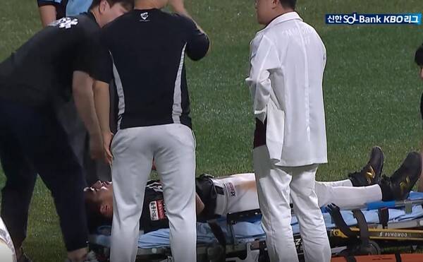 KT 안현민이 15일 키움과 경기 도중 수비를 하다가 쓰러지며 구급차에 실려 나갔다. (사진=티빙 중계 갈무리)