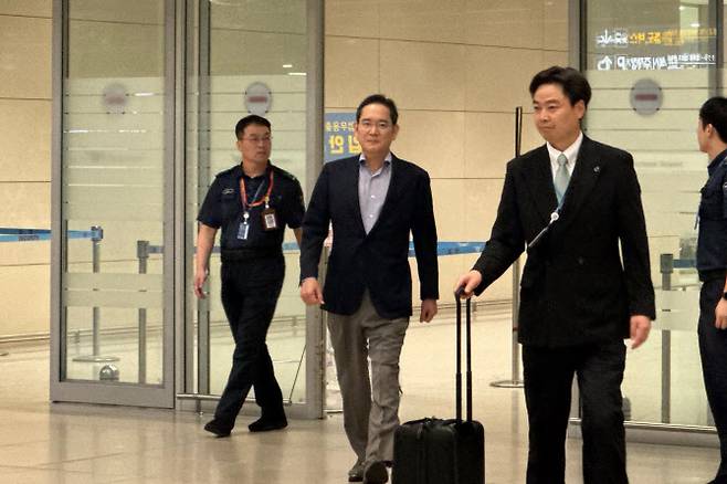이재용 삼성전자 회장이 15일 오전 인천국제공항을 통해 입국하고 있다. (사진=공지유 기자)