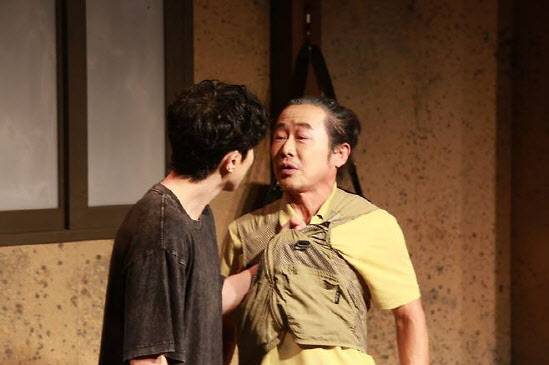 연극 ‘서울의 별’의 한 장면(사진=극단 두레).