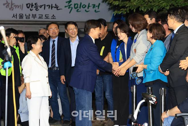 [이데일리 노진환 기자] 조국 조국혁신당 전 대표가 이재명 정부의 광복절 특별사면으로 15일 자정 서울 구로구 서울남부교도소에서 출소, 조국혁신당 의원들과 인사하고 있다.