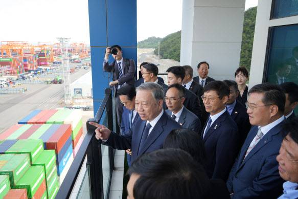 또 럼 베트남 당 서기장이 지난 13일 부산신항 7부두의 ‘완전 자동화 부두’를 둘러보고 있다. (사진=부산항만공사)