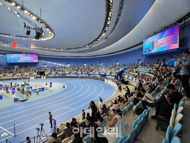 15일 중국 베이징 국가 스피드 스케이팅 경기장서 열린 ‘2025 세계 휴머노이드 로봇 대회’에서 관중들이 경기를 보고 있다. (사진=이데일리 이명철 특파원)