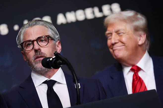 왼쪽부터 케이시 와서 LA올림픽 조직위원장과 도널드 트럼프 미국 대통령.(사진=AFPBBNews)