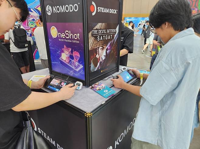 - 스팀덱에 출시된 인디게임을 즐기고 있는 참관객들&nbsp;