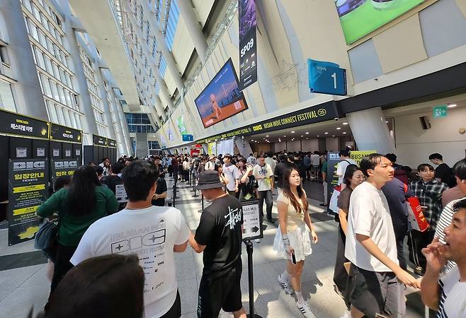 - 게임을 사랑하는 많은 참관객들이 입장을 기다리고 있다&nbsp;