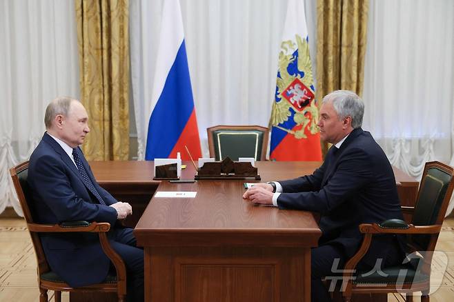 블라디미르 푸틴 러시아 대통령이 4월 28일(현지시간) 상트페테르부르크에서 뱌체슬라프 볼로딘 국가 두마(하원) 의장과 만나고 있다. 2025.04.29 ⓒ AFP=뉴스1 ⓒ News1 우동명 기자