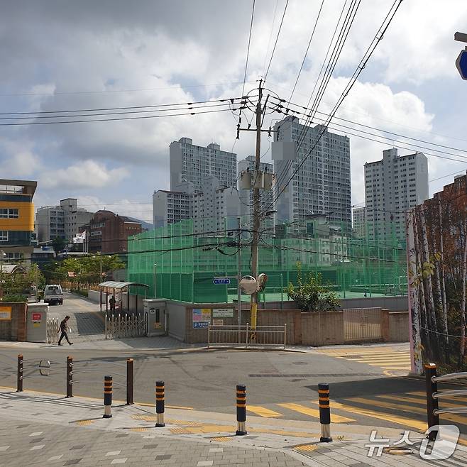 부산의 포로수용소에 관한 논문을 쓴 성강현 동의대 교수에 따르면 동아중학교 등의 일대에 거대 포로수용소가 있었다. 사진은 수용소가 있었던 것으로 분석되는 장소. 2025.8.14/뉴스1 ⓒ News1 김태형 기자
