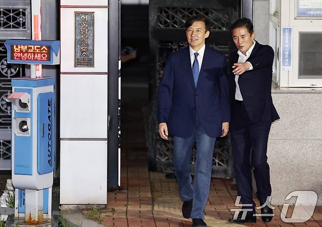 이재명 정부 첫 특별사면·복권 대상에 오른 조국 전 조국혁신당 대표가 15일 새벽 구로구 서울남부구치소를 나서고 있다. 2025.8.15/뉴스1 ⓒ News1 구윤성 기자