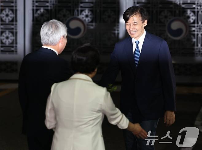 이재명 정부 첫 특별사면·복권 대상에 오른 조국 전 조국혁신당 대표가 15일 새벽 구로구 서울남부구치소를 나서며 김선민 대표 권한대행, 서왕진 원내대표와 인사하고 있다. 2025.8.15/뉴스1 ⓒ News1 구윤성 기자