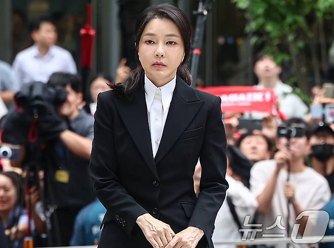 윤석열 전 대통령 부인 김건희 여사가 지난 6일 서울 종로구에 마련된 김건희 특검팀(특별검사 민중기) 사무실로 조사를 받기 위해 출석하고 있다. 2025.8.6/뉴스1 ⓒ News1 김도우 기자