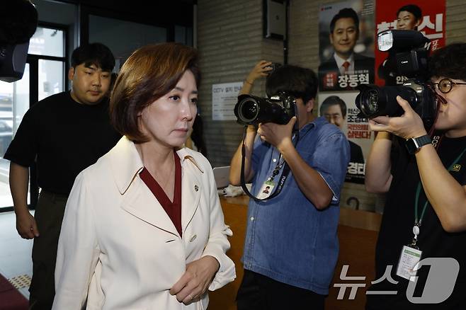 민중기 특별검사팀(김건희 특검팀)이 '건진법사 청탁 의혹'과 관련해 국민의힘 여의도 당사 압수수색 영장을 집행한 13일 나경원 의원이 당사에 도착하고 있다. 2025.8.13/뉴스1 ⓒ News1 안은나 기자