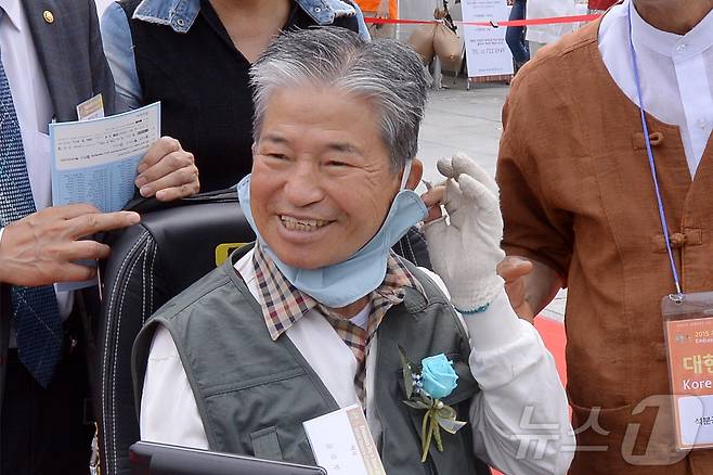 '새 박사' 윤무부 경희대 생물학과 명예교수가 15일 0시 1분 경 경희의료원에서 세상을 떠났다. 사진은 지난 2015년 6월 서울 광화문광장에서 열린 '주한외국대사관의 날'행사에 참석한 윤무부 교수 모습.(뉴스1 DB) 2025.8.15/뉴스1