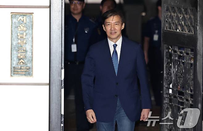 이재명 정부 첫 특별사면·복권 대상에 오른 조국 전 조국혁신당 대표가 15일 새벽 구로구 서울남부교도소를 나서고 있다. 2025.8.15/뉴스1 ⓒ News1 구윤성 기자