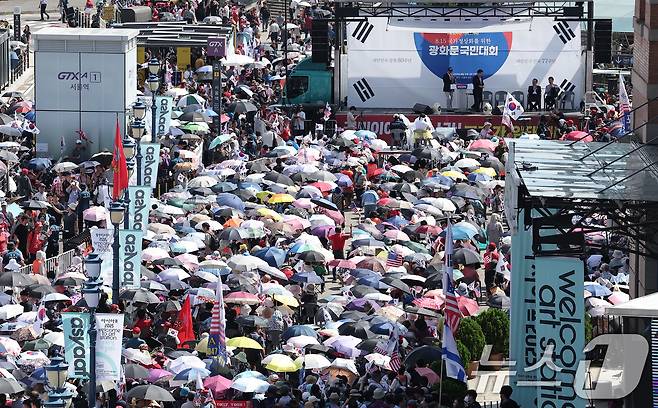 대한민국바로세우기국민운동본부(대국본)가 15일 서울역 광장에서 8.15 국가정상화를 위한 광복절 국민대회를 개최하고 있다. 2025.8.15/뉴스1 ⓒ News1 김성진 기자